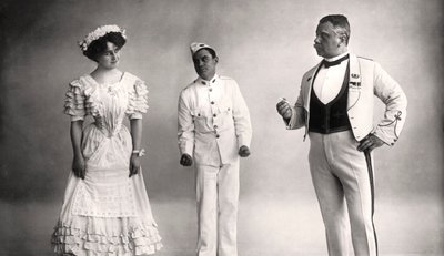 Florence Jameson, Reginald Switz og Alfred Clarke i en scene fra The Blue Moon, det 20. århundrede. af Foulsham and Banfield