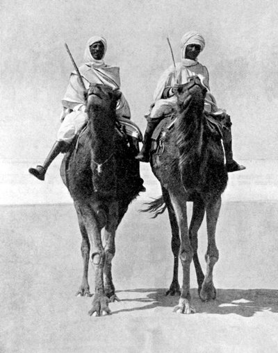 To arabere rider på kameler i Sahara-ørkenen, Afrika, 1936. af Fox Photos