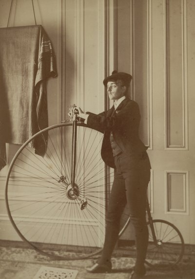 Inde i huset med en Penny Farthing cykel, ca. 1890 (sepia foto) af Frances Benjamin Johnston