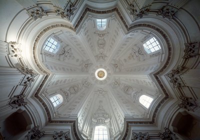 Indvendig visning af kuppel af kirken St Ivo alla sapienza af Francesco Borromini