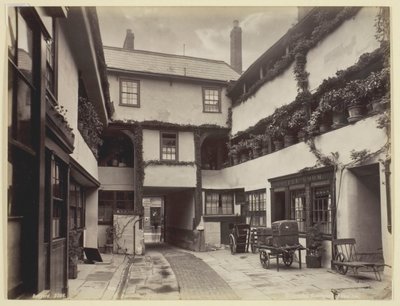 Gloucester, Courtyard of New Inn, 186094. af Francis Bedford