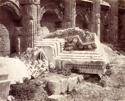 Skulpturelle rester i Jupiter-templet, Baalbek af Francis Bedford