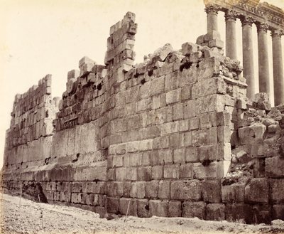 Den vestlige ende af ydermuren til Soltemplet, Baalbek af Francis Bedford