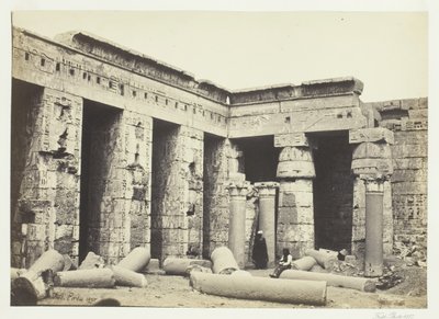 Interior Court of Medinet Habbo, Theben, 1857. af Francis Frith