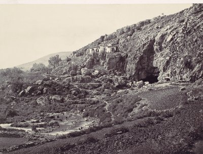 Jordans vigtigste kilde, der flyder fra en hule nær Banias, nær stedet for ..., ca. 1857. af Francis Frith