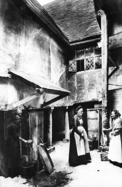 Den indre gårdhave i The Biggin, Hitchin, 1903 af Francis Frith