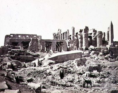 El-Karnak-templet fra sydøst, ca. 1856-59 (sepiafoto) af Francis Frith