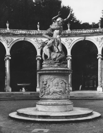 Voldtægt af Proserpina af Pluto, mens en af hendes ledsagere holder hende tilbage, søjlelunden af Francois Girardon