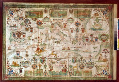 Geografisk kort over Middelhavet, der viser Europas kyster (Frankrig, Spanien, Italien og Afrika (Tunesien, Algeriet, Egypten). Havet er befolket med monstre og karaveller, mens der på landjorden er synlige alle slags dyr og indbyggere i regi af Francois Ollive