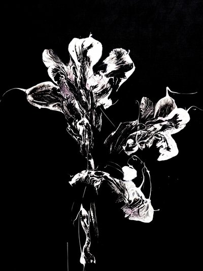 Flydende mørke blomster af Françoise Wattré