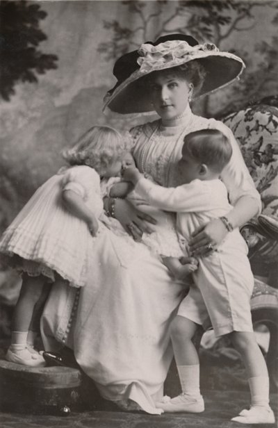 Dronning Victoria af Spanien med prins Alfonso, prinsesse Maria Christina og prinsesse Beatrice, 1911. af Frank Arthur Swaine