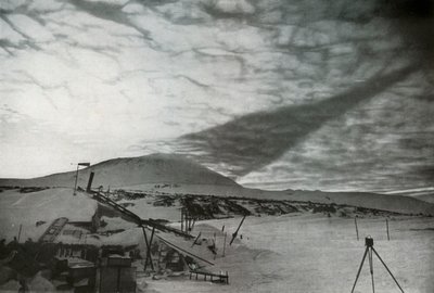 Skyggen af Mount Erebus på skyerne, september 1911, 1913 af Frank Debenham