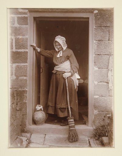 En gammel dame med en gærflaske ved en hyttedør af Frank Meadow Sutcliffe