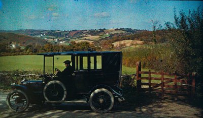 Tidlig autokrom i farver fra cirka 1916. Mand i en bil, måske fotografen i England,... af Franklin Price Knott