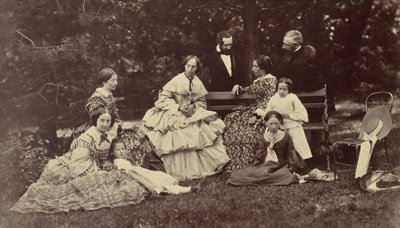 [Gruppeportræt af fire kvinder, to mænd og tre børn i en have], 1850