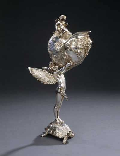En W.M.F. galvaniseret bronze skulpturel blomsterholder, designet af Franz von Stuck, modelleret som en bevinget ungdom, der står på en skildpadde og holder en nautilusskal i luften, ca. 1906 af Franz von Stuck