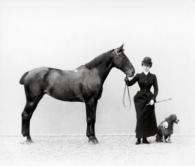 Portræt af Miss Walsh med en hest og en miniaturepuddel i Villa di Montefonte, i Poggio Imperiale-området i Firenze, ca. 1890 (glasplade) af Fratelli Alinari Fratelli Alinari