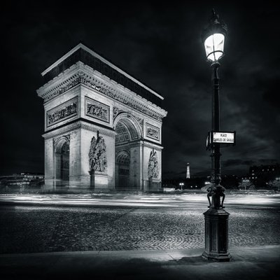 Triumfbuen ved Étoile i Paris i sort-hvid af Frédéric MONIN
