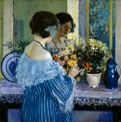 Pige i blåt arrangerer blomster af Frederick Carl Frieseke