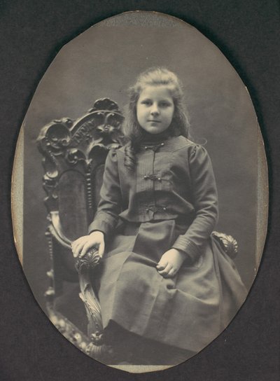 [Pige med ringe, siddende, trekvart længde], 1890