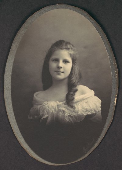 [Pige med hvid off-the-shoulder kjole], 1890