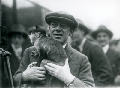 En sort-crested Mangabey, muligvis fregner, med sin handler, der deltager i en ekstern udsendelse fra London Zoo, 1925 af Frederick William Bond