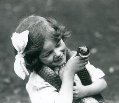 En ung pige Betty holder en Eastern Indigo Snake, London Zoo, 1924 af Frederick William Bond