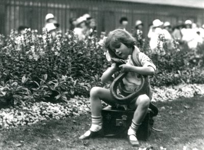 En ung pige Betty, der holder en Eastern Indigo Snake, mens hun sidder på en læderkuffert, London Zoo, 1924 af Frederick William Bond