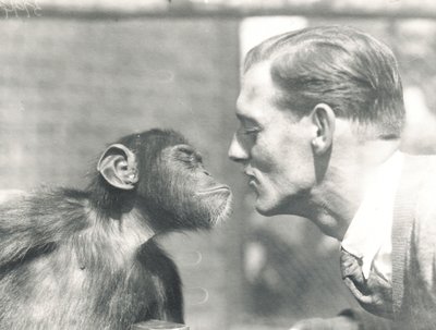Booboo chimpansen og John Shelly i ZSL London Zoo, september 1927 af Frederick William Bond
