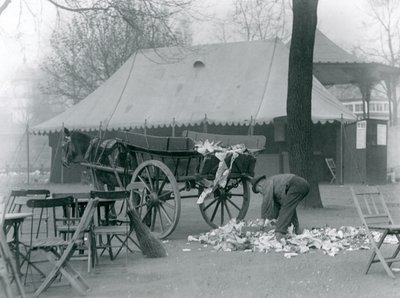 Rydder op efter en helligdag i London Zoo i 1924 (s/h-billede) af Frederick William Bond