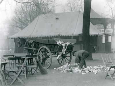 Oprydning efter en helligdag i London Zoo i 1924 af Frederick William Bond