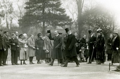 Kong George V, der løfter hatten for folkemængderne foran sit følge, under et besøg i London Zoo for officielt at åbne akvariet, april 1924 af Frederick William Bond
