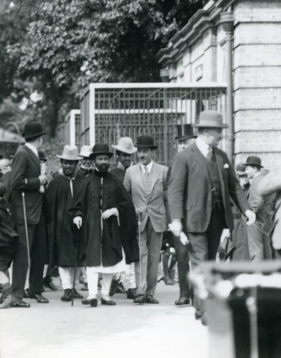 Sir Peter Chalmers Mitchell, med den etiopiske regent Haile Selassie og hans følge, London Zoo, 1924 af Frederick William Bond
