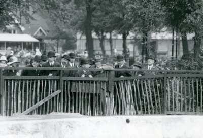 Italiens konge, Victor Emmanuel III, på besøg i London Zoo i 1924 af Frederick William Bond