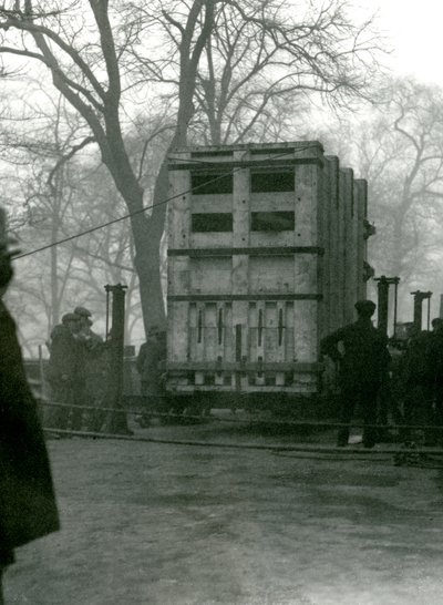 Transporterer kvindelig asiatisk elefant Lukhi, i en trækasse, London Zoo, 1923 af Frederick William Bond