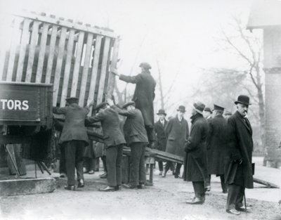 Aflastning af det nyankomne indiske næsehorn, London Zoo, 1924 af Frederick William Bond