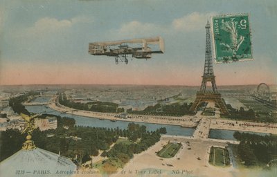 Fly, der cirkler rundt om Eiffeltårnet i Paris, Frankrig. Postkort sendt i 1913. af French Photographer