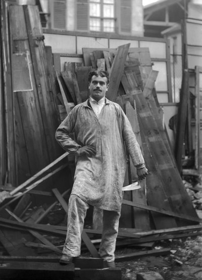 Håndværker i arbejdstøj, ansat ved restaureringen af Abbey of Septfontaines, nær Bourmont i Haute-Marne (Haute Marne), omkring 1880. Ducos Collection. af French Photographer