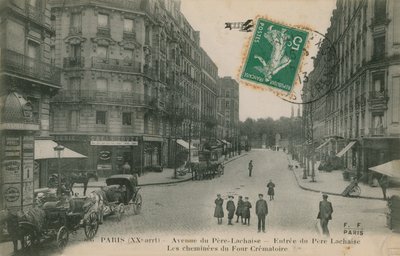 Avenue du Pere-Lachaise i det 20. arrondissement i Paris, Frankrig. Gadeudsigt med indgangen til Pere Lachaise kirkegård og krematoriets skorstene. Postkort sendt i 1913. af French Photographer