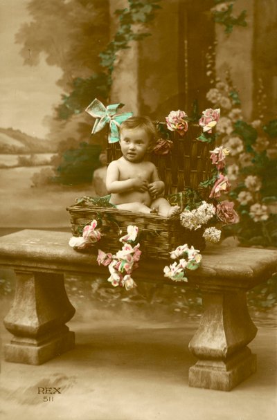 Baby i kurv af French Photographer