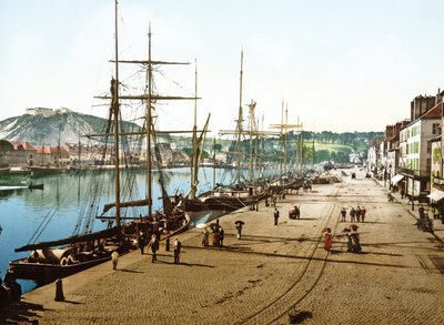 Både lagde til i Cherbourg med det gamle fort i baggrunden, 1890-1900 af French Photographer