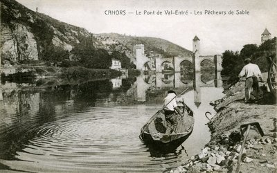 Cahors i begyndelsen af det 20. århundrede: sandfiskere og deres båd på Lot, broen over Val-entre (Valentre) af French Photographer