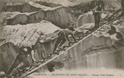 Chamonix - bestigningen af Mont Blanc. Klatrere passerer en sprække. Postkort sendt i 1913. af French Photographer