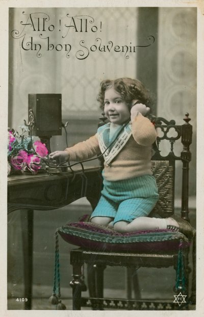 Barn bruger telefon af French Photographer