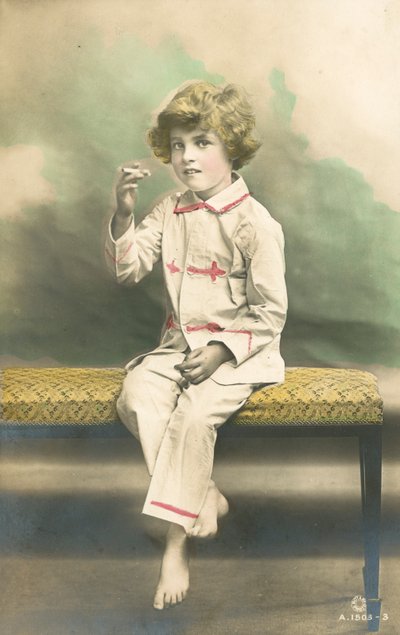 Barn, iført pyjamas, ryger af French Photographer