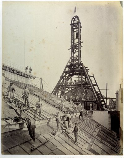 Opførelse af den nationale rabattæller i Paris (eller CNEP: en af de fire banker, der grundlagde BNP Paribas): arbejdere på glas og stilladser (maj 1881). Paris, Bhvp af French Photographer