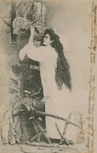 Crois Espere Aime (Believe Hope Love). Postkort sendt i 1913. Håndskrift på højre kant er personlig besked mellem familiemedlemmer. af French Photographer