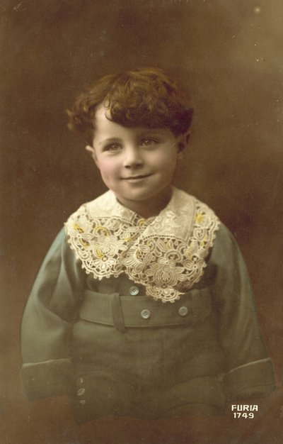 Sød dreng med et stort smil (farvefoto) af French Photographer
