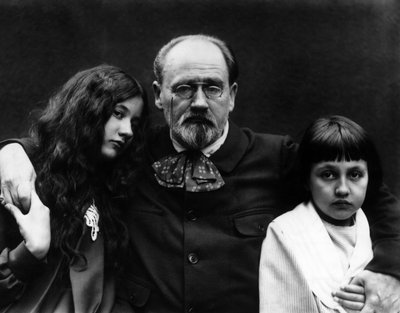 Emile Zola (1840-1902), forfatter og fransk journalist, i haven ved Verneuil-sur-Seine (Yvelines) med sine børn Denise og Jacques. - Emile Zola (1840-1902), fransk forfatter og journalist, i hans hjem af Verneuil-sur-Seine (Yvelines) og hans ch. af French Photographer