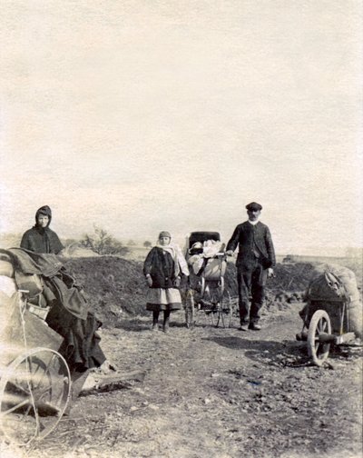 En bondefamilie på flugt fra kampene nær Boulogne-la-Grasse af French Photographer